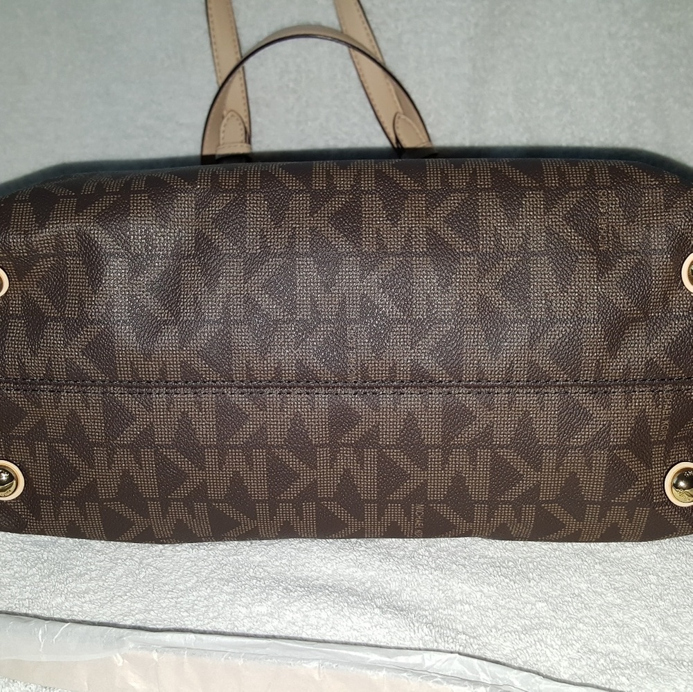 *SOLD* Michael Kors Jet Set Multifunction Satchel - Picture 3 of 8
